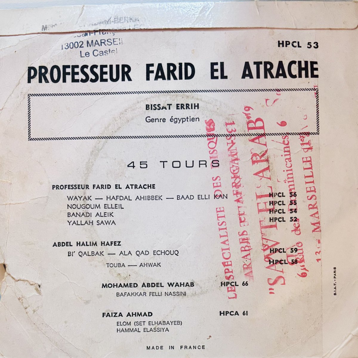 Disque vinyle de farid El Atrache estampillé Sawt El Arab maison de production au 6 rue des Dominicaines 13001 Marseille Farid El Atrache (فريد الأطرش) est un auteur-compositeur-interprète, virtuose de l'oud et acteur syro-1égyptien2, né le 19 octobre 1910 à Soueïda (Syrie) et mort le 26 décembre 1974 à Beyrouth (Liban). Avec Oum Kalthoum, Fayrouz, Mohammed Abdel Wahab et Abdel Halim Hafez, il est l'un des plus importants noms de la musique arabe du XXe siècle. Il joue dans 31 films et enregistre environ 350 chansons. Il compose aussi des chansons pour des chanteurs renommés tels que Wadih Al-Safi, Sabah, Warda, Samira Tawfik,