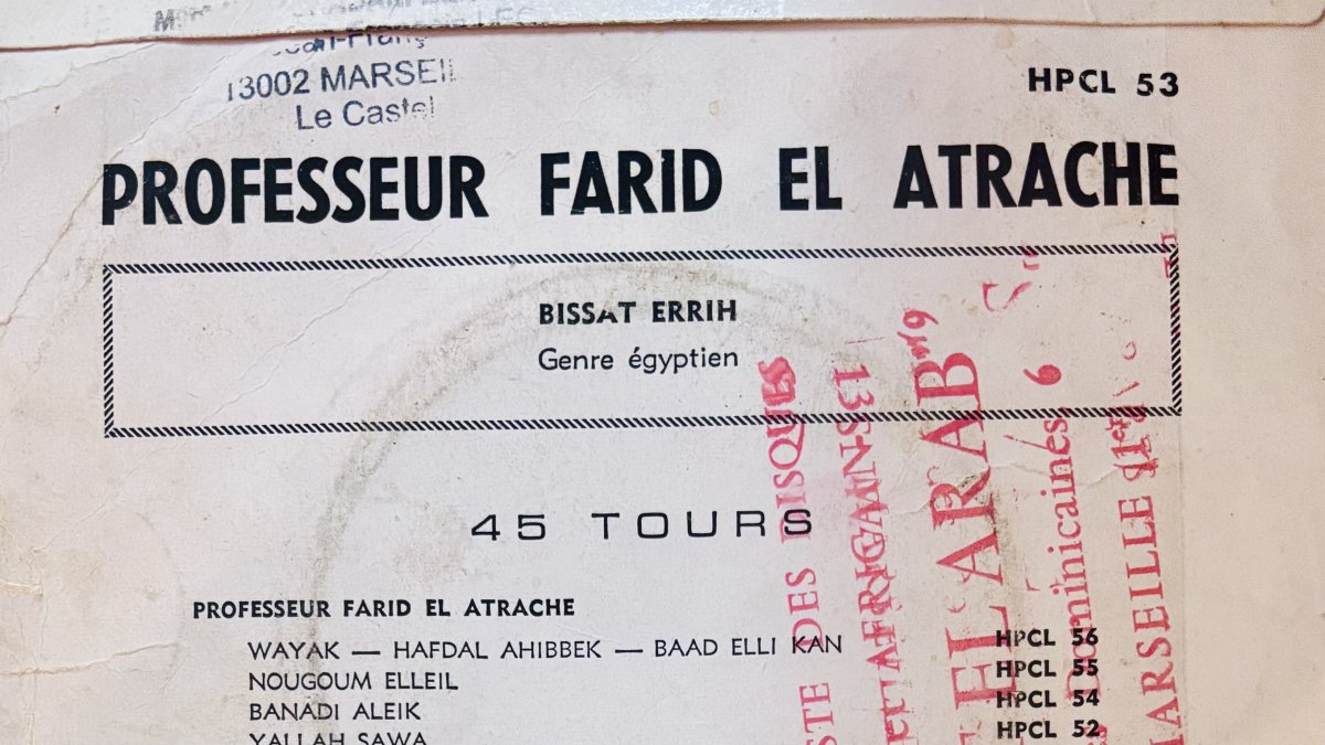 Disque vinyle de farid El Atrache estampillé Sawt El Arab maison de production au 6 rue des Dominicaines 13001 Marseille Farid El Atrache (فريد الأطرش) est un auteur-compositeur-interprète, virtuose de l'oud et acteur syro-1égyptien2, né le 19 octobre 1910 à Soueïda (Syrie) et mort le 26 décembre 1974 à Beyrouth (Liban). Avec Oum Kalthoum, Fayrouz, Mohammed Abdel Wahab et Abdel Halim Hafez, il est l'un des plus importants noms de la musique arabe du XXe siècle. Il joue dans 31 films et enregistre environ 350 chansons. Il compose aussi des chansons pour des chanteurs renommés tels que Wadih Al-Safi, Sabah, Warda, Samira Tawfik,
